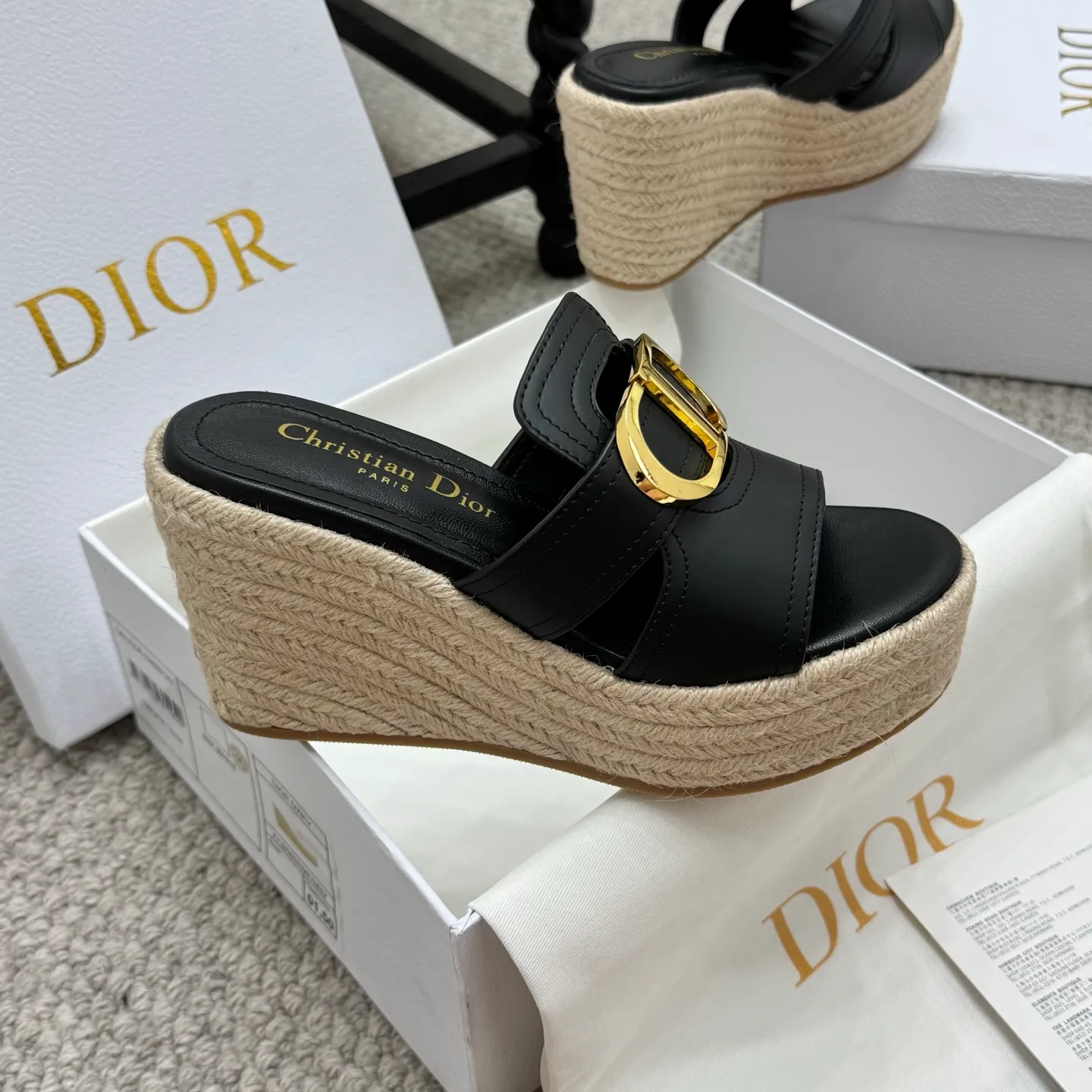 👟👟Ex-factory price 520👟👟 Increased height version✅🇨🇳 🇨🇳Dior 25ss summer high version new sandals. Simple and super versatile. Perfect and luxurious on the feet, can be matched with any spring and summer clothes. The foot feels even more comfortable! The material is a perfect replica of the original. Original disassembly and molding. ✅❶Material: original customized cowhide ✅❷Inner: original customized sheepskin ✅❸Foot: original customized sheepskin ✅❹Outsole: original woven wedge outsole ✅❺Heel height: 9.5cm ✅❻Packaging: original full set of packaging ✅❼Number: 35-41